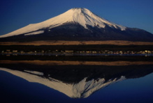 El monte Fuji, y su reflejo en el lago Yamanaka. Imagen: Alpsdake. Fuente: Wikipedia. El monte Fuji, y su reflejo en el lago Yamanaka. Imagen: Alpsdake. Fuente: Wikipedia.