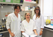 La investigadora Katrin Beyer junto a dos de las participantes en el estudio. Imagen: UAB. Fuente: SINC. La investigadora Katrin Beyer junto a dos de las participantes en el estudio. Imagen: UAB. Fuente: SINC.