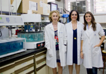 Las doctoras de la Facultad de Farmacia de la Universidad de Sevilla María Rosa Jiménez Castellanos, María Jesús Lucero y Marta Casas. Fuente: US.