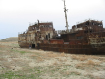 El Mar de Aral ya es irrecuperable. Barco abandonado cerca de la ciudad de Aral (Kazajistán).  Imagen:Staecker.