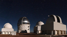 La cámara DECam está instalada en el telescopio Victor Blanco (cúpula gris) en Chile. Imagen: T. Abbott. Fuente: NOAO/AURA/NSF.