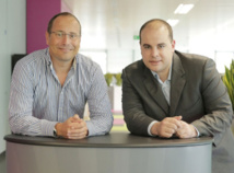 De izquierda a derecha: Gareth Williams, director ejecutivo de Skyscanner, y Carlos González, fundador de Fogg. Foto: Skyscanner.