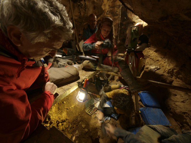 Excavaciones en la Sima de los Huesos, en Atapuerca (Burgos). Fuente: MEH.
