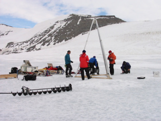 Los científicos, perforando el hielo para analizar el lago. Fuente: BAS.