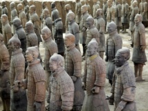 Guerreros de terracota del conjunto de más de 7.000 figuras de guerreros y caballos enterradas por el primer emperador de China en 210-209 a. C. en su mausoleo. Imagen: kevinpoh. Fuente: Flickr.