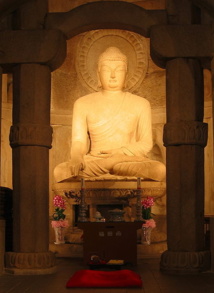 Estatua de Buda en Seokguram (Corea del Sur). Imagen: Richardfabi. Fuente: Wikipedia.
