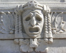 Máscara trágica de la fachada del Teatro Real de Arte Dramático de Estocolmo. Imagen: Holger.Ellgaard. Fuente: Wikipedia.