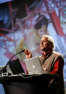 Bunker Roy, fundador del Barefoot College hablando de sus programas en 2008.  Imagen:  Pop!Tech. Fuente: Flickr.