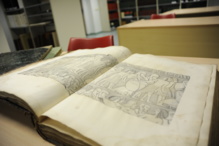 Uno de los libros del legado de Hans Goedicke. Fuente: CSIC. Uno de los libros del legado de Hans Goedicke. Fuente: CSIC.