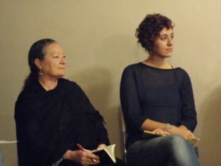 Las poetas Elsa López (izquierda) y Martha Asunción Alonso, el pasado cinco de octubre en el Encuentro celebrado en la Fundación Entredós de Madrid. Imagen: Viky Frías.