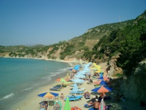 Playa de Creta, Grecia, uno de los competidores directos de España en el segmento sol y playas. Imagen: Diego Delso. Fuente: Wikimedia Commons.