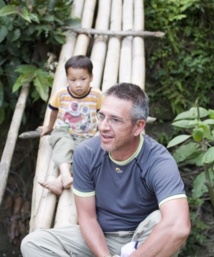 El antropólogo y enfermero especialista en salud pública, Alfonso Antona trabajando en el Sudeste Asiático