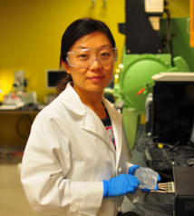 La estudiante de posgrado Hanyu Wang es una de las autoras principales del artículo sobre el dispositivo microbiano-solar. Imagen: Song Yang. Fuente: UCSC.