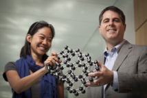 David Muller (derecha) y su colaboradora Pinshane Huang, con un modelo de la estructura atómica del cristal. Fuente: Universidad de Cornell.