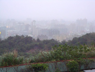 Niebla tóxica en Taipei (Taiwan). Imagen: Johntarantino1. Fuente: Wikipedia.