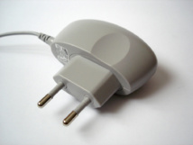 Los cargadores de móviles se acumulan y producen residuos innecesarios. Imagen: secureroot. Fuente: Stock.xchng.