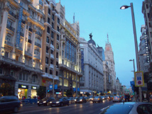Anochecer en Gran Vía, Madrid. Imagen: Luis García. Fuente: Wikimedia Commons.