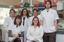 El equipo de investigadores que han descifrado el genoma del genoma de células del manto. Fuente: Idibaps.