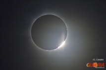Perlas de Baily y cromosfera solar en el segundo contacto del eclipse del 13 noviembre 2012 observado desde Cairns, Australia (créditos J.C. Casado, gloria-project.eu).
