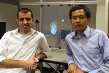 Nik Karpinsky (izquierda) y Song Zhang muestran su tecnología de teleconferencias en 3-D. Imagen: Nik Karpinsky. Fuente: Iowa State University.