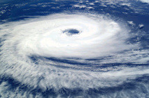 Ciclón Catarina, un infrecuente ciclón tropical del Atlántico Sur visto desde la Estación Espacial Internacional el 26 de marzo de 2004, que llegó a tener vientos de hasta 240 km/h. Fuente: Wikipedia.