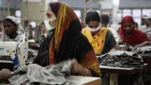 Mujeres trabajando en el sector de la confección en malas condiciones. Fuente: http://www.verkami.com.