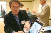 El profesor Ming-Hsiang Tsou muestra en una pantalla los resultados de su investigación. Imagen: Whitney Mullen. Fuente: SDSU.