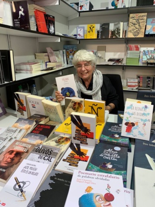 La poeta Isel Rivero en la Feria del Libro de Madrid 2021.