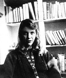 Sylvia Plath en 1957. Fuente: Wikipedia.