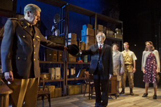 Momento de la representación de "Takings side". Imagen cortesía del Teatro Alhambra de Granada. Momento de la representación de "Takings side". Imagen cortesía del Teatro Alhambra de Granada.