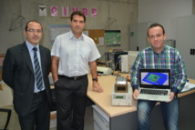 Los investigadores de la UPCT, con su invento. Fuente: UPCT. Los investigadores de la UPCT, con su invento. Fuente: UPCT.