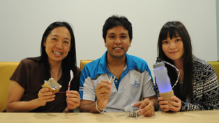 De izquierda a derecha, Ellen Do Yi-Luen (directora del Centro CUTE Keio-NUS), Ranasinghe, y Lee Kuan-Yi (diseñadora del Centro), con el equipo de electrodos de degustación. Fuente: NUS.