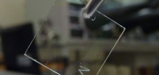 Transistor orgánico transparente del tamaño de un sello postal. Imagen: Jinsong Huang y Yongbo Yuan. Fuente: Universidad de Stanford.