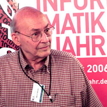 Marvin Minsky en la conferencia sobre inteligencia artificial relalizada en la ciudad de Bremen en 2006. Imagen: Flickr contributor Steamtalks. Marvin Minsky en la conferencia sobre inteligencia artificial relalizada en la ciudad de Bremen en 2006. Imagen: Flickr contributor Steamtalks.