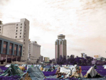 Infraviviendas cerca de edificios comerciales en Cochín, India. Fuente: http://www.flickr.com/photos/eenthappana/ Infraviviendas cerca de edificios comerciales en Cochín, India. Fuente: http://www.flickr.com/photos/eenthappana/