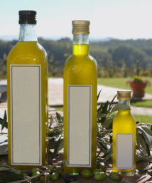 El aceite de oliva es uno de los elementos más característicos de la dieta mediterránea. Imagen: homyox. Fuente: Stock.xchng.
