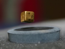 Imán cúbico levitando sobre un material superconductor. Imagen: Peter nussbaumer. Fuente: Wikipedia. Imán cúbico levitando sobre un material superconductor. Imagen: Peter nussbaumer. Fuente: Wikipedia.