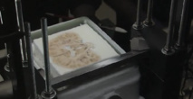 Proceso de corte del cerebro de H.M. en rebanadas. Fuente: Observatorio del Cerebro. Proceso de corte del cerebro de H.M. en rebanadas. Fuente: Observatorio del Cerebro.