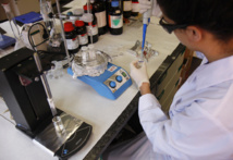 Una investigadora de la UC3M, trabajando en la nueva pintura. Fuente: UC3M. Una investigadora de la UC3M, trabajando en la nueva pintura. Fuente: UC3M.