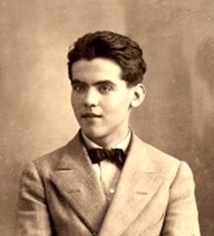 Federico García Lorca en 1914. Foto anónima hallada en la Universidad de Granada en 2007, proveniente de una ficha de estudiante. Fuente: Wikipedia.