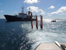 Instalación de los mesocosmos en Taliarte (Gran Canaria) gracias al buque Poseidón. Imagen: Ulf Riebesell. Instalación de los mesocosmos en Taliarte (Gran Canaria) gracias al buque Poseidón. Imagen: Ulf Riebesell.