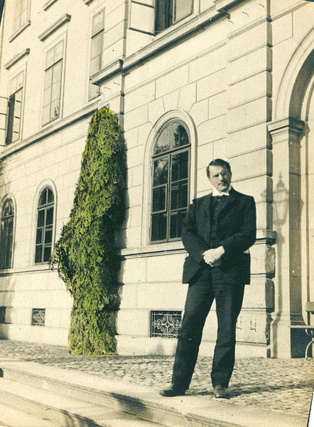 Carl Gustav Jung frente a la clínica Burghölzli en 1909. Fuente: Wikipedia. Carl Gustav Jung frente a la clínica Burghölzli en 1909. Fuente: Wikipedia.