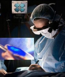 Las gafas de tecnología punta permiten a la cirujana Julie Margenthaler visualizar las células cancerígenas de su paciente, en plena operación. Fuente: Universidad de Washington.