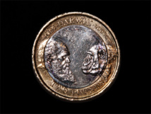 Moneda conmemorativa del 200 aniversario del nacimiento de Charles Darwin. Imagen: www.CGPGrey.com. Fuente: Flickr.