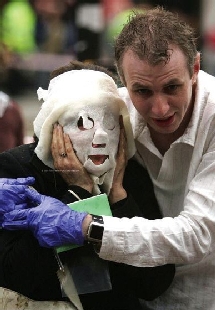 Víctima atendida en los atentados de Londres 2005. Víctima atendida en los atentados de Londres 2005.