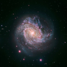 La galaxia espiral M83. Cerca del centro luminoso se encuentra el microcuásar MQ1 con el agujero negro. Fuente: NASA/ESA/Hubble Heritage Team (STScI/AURA).