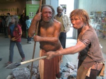 Reconstrucción de un hombre y de una mujer neandertales expuesta en el Museo Neandertal de Alemania. Fuente: Wikipedia.