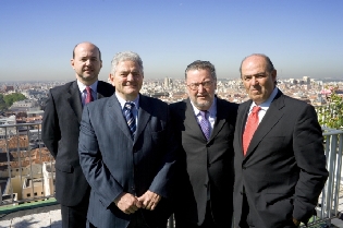 De izquierda a derecha, Enrique D´Alessandro, Jesús Timoteo, Rafel Alberto Pérez y Rafael Bustamante tras la firma del acuerdo Cicmas-Consultores Quantumleap.