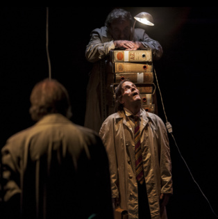 Momento de la representación. Imagen: La Zaranda. Fuente: Teatro Alhambra de Granada. Momento de la representación. Imagen: La Zaranda. Fuente: Teatro Alhambra de Granada.