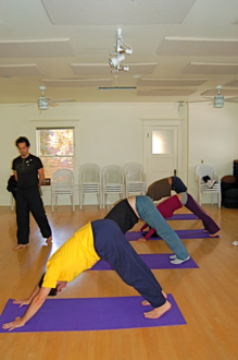 La postura del perro mirando hacia abajo, también conocida como de la montaña. Imagen: Big Mind Zen Center. Fuente: Flickr. La postura del perro mirando hacia abajo, también conocida como de la montaña. Imagen: Big Mind Zen Center. Fuente: Flickr.